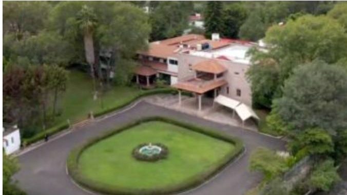 Videos | Así era la lujosa residencia de Silvano Aureoles, con búnker, helipuerto y piscina