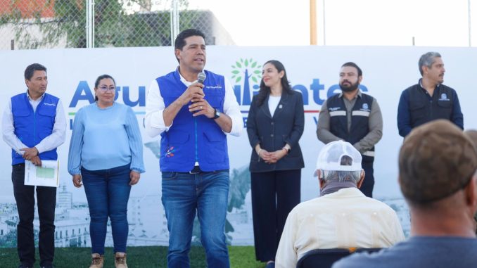 Entrega Leo Montañez nueva cancha de Futbolito con pasto sintético en Parque Fundadores