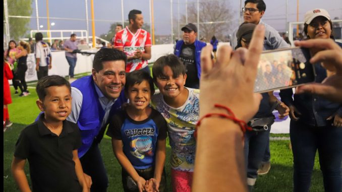 Impulsa Leo Montañez bienestar físico infantil con la entrega de nueva cancha de pasto sintético en Villas