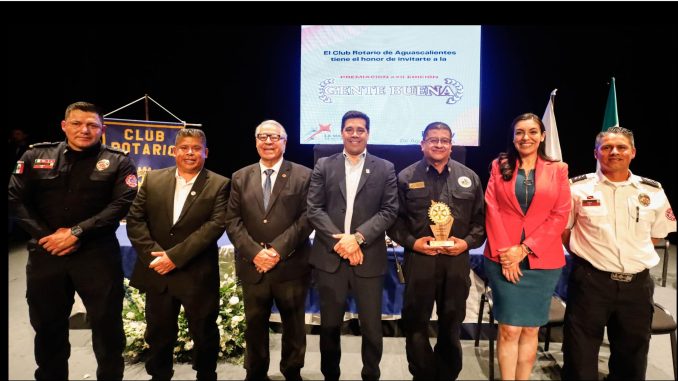 Asiste Leo Montañez a la 22 Edición de los Premios Gente Buena del Club Rotario de Aguascalientes