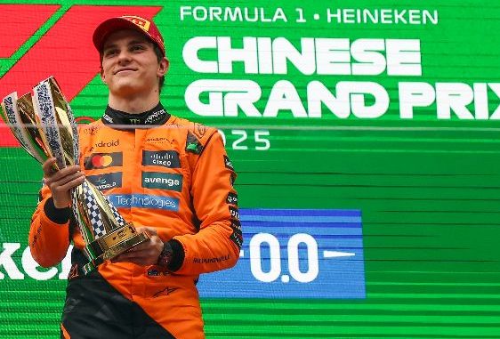Piastri celebra "un increíble fin de semana" con su primera "pole" y la victoria en China