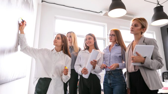 Liderazgo Transformacional: Clave para el crecimiento de la mujer en los negocios