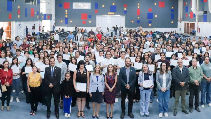 UAA celebra la colaboración entre estudiantes y docentes en la formación de profesionistas
