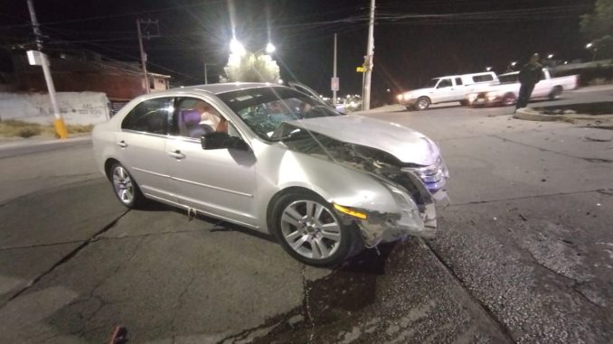 Elementos de la Policía Vial de Aguascalientes atienden reporte de un choque entre vehículos particulares en Villa Natura