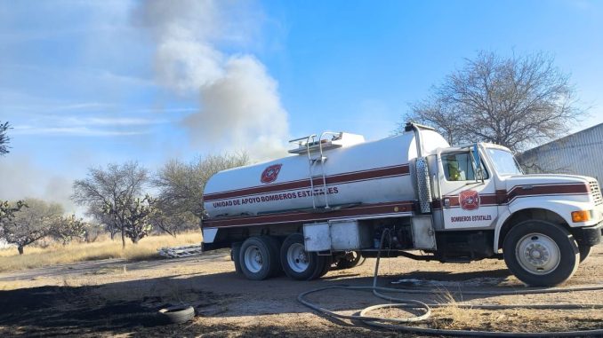 Sofocan Bomberos del Estado incendio de pastizal
