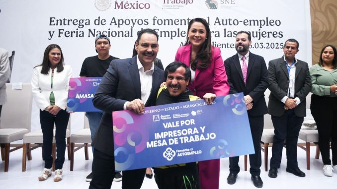 Gobernadora Tere Jiménez entrega maquinaria y equipo de trabajo para Emprendedores