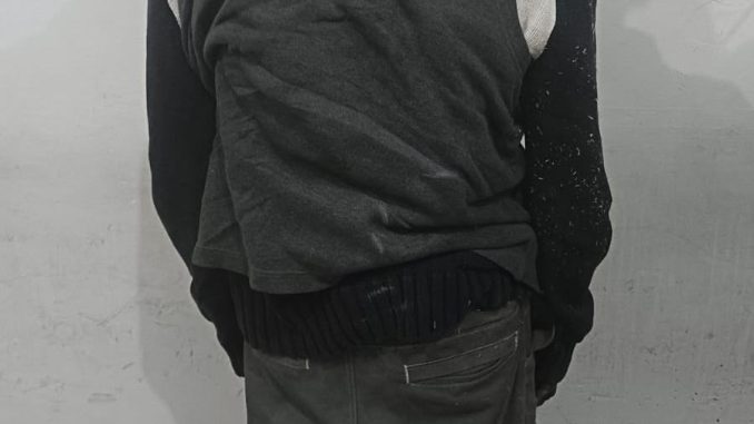 Policías de la SSPM de Aguascalientes detienen a una persona en la colonia La España, por los probables delitos de robo y daños a la propiedad privada