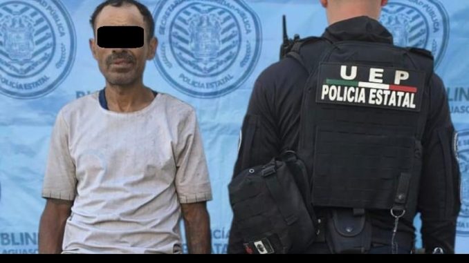 Elementos de la Policía Estatal detienen a un sujeto por posesión de envoltorio con droga