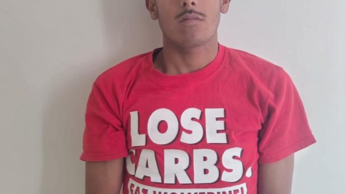 Elementos de la Policía Estatal detiene a una persona en posesión de droga