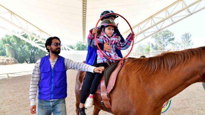 DIF Estatal ofrece Equinoterapia gratuita para niños y adolescentes con Discapacidad