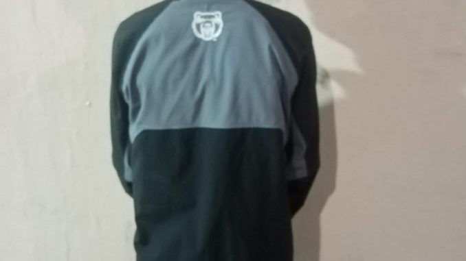Policías de la SSPM de Aguascalientes aseguran a una persona en Lomas del Ajedrez, por contar con una orden de aprehensión por el delito de robo calificado