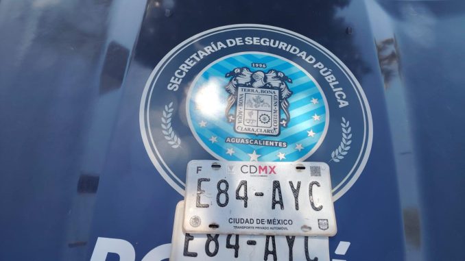 Policías Estatales aseguran camioneta con placas sobrepuestas