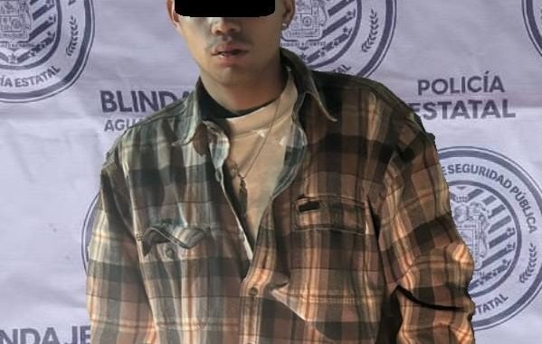 Elementos de la Policía Estatal detienen a una persona por posesión de droga