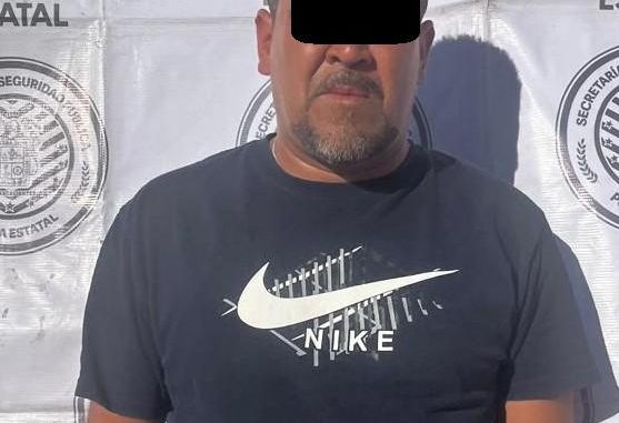 Elementos de la Policía Estatal Metropolitana detienen a una persona por posesión de droga