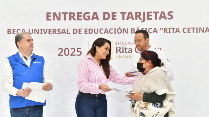 En Coordinación con el Gobierno de México, Gobernadora Tere Jiménez entrega becas a estudiantes de Secundaria para fortalecer la educación