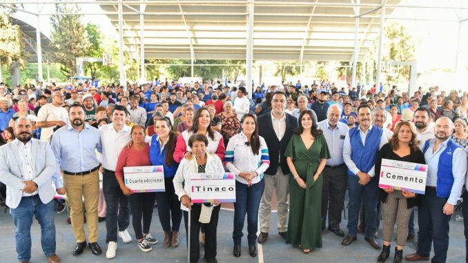 Entrega Gobernadora Tere Jiménez apoyos a familias de Rincón de Romos para el mejoramiento de sus viviendas