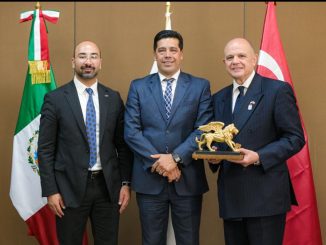 Entrega Leo Montañez Reconocimiento de "Visitante Distinguido" a Embajador de Turquía