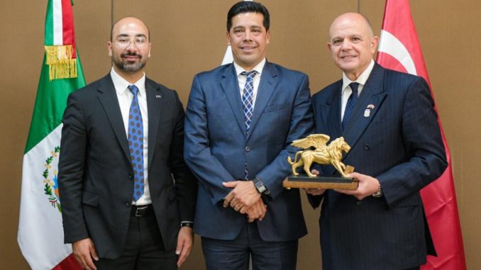 Entrega Leo Montañez Reconocimiento de "Visitante Distinguido" a Embajador de Turquía