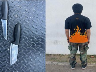 Policías de la SSPM de Aguascalientes detienen a una personaen posesión de dos cuchillos