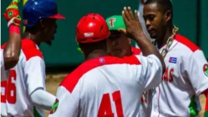 Desertan dos talentosos peloteros cubanos en México