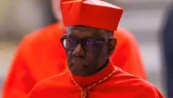 Quién es Robert Sarah, opositor de Francisco y aspirante a ser el primer papa negro