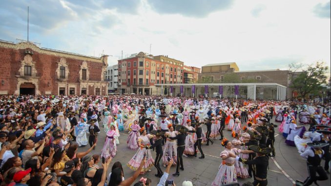Vibró el centro de Aguascalientes con la "Pelea de Gallos Monumental"