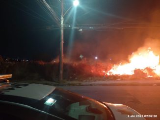 Policías de la SSPM de Aguascalientes apoyan al Cuerpo de Bomberos para control de un incendio, en el fraccionamiento Fundadores