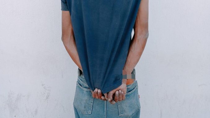 Por contar con una orden de aprehensión por el delito de violencia equiparada, elementos de la SSPM de Aguascalientes detienen a una persona