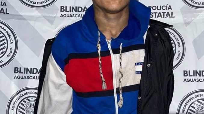 Policía Estatal detiene a sujeto por posesión de machete
