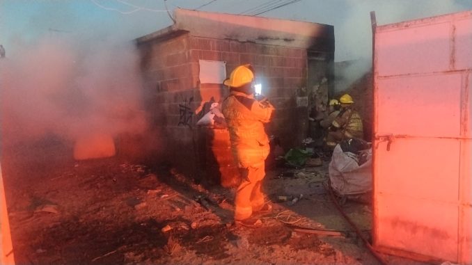 Sofocan incendio en casa habitación de San Francisco de los Romo