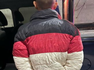 Intentaba ingresar con armas blancas y fue detenido por Policías Estatales en punto de acceso