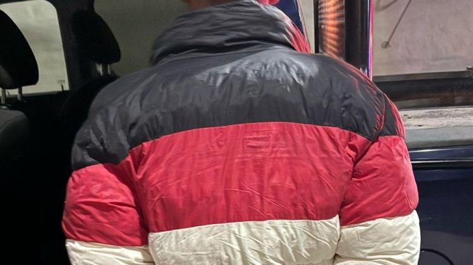 Intentaba ingresar con armas blancas y fue detenido por Policías Estatales en punto de acceso