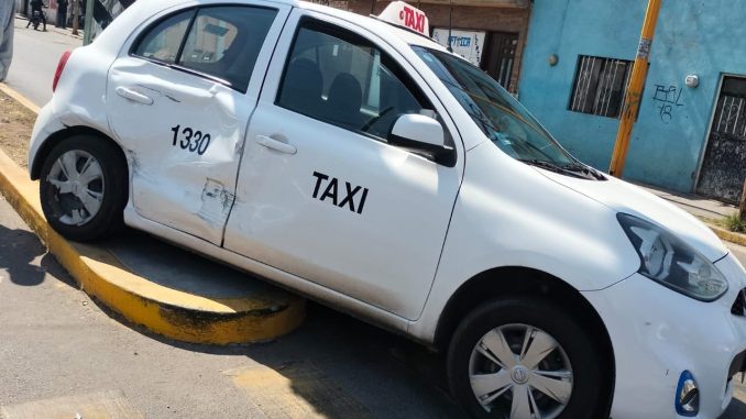Policía Vial atiende reporte de un choque en en Belisario Domínguez y Av. Convención de 1914