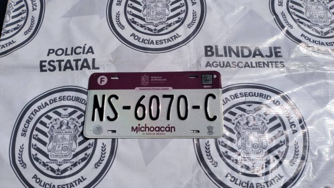 Policía de Carreteras asegura placas sobre puestas