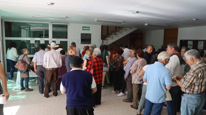 SNTE presente en la credencialización permanente, encabezado por Martí Batres, Director General del ISSSTE