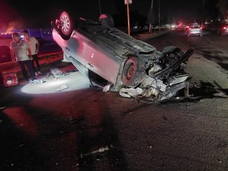 Policía Vial de Aguascalientes atiende volcadura en Av. Constitución