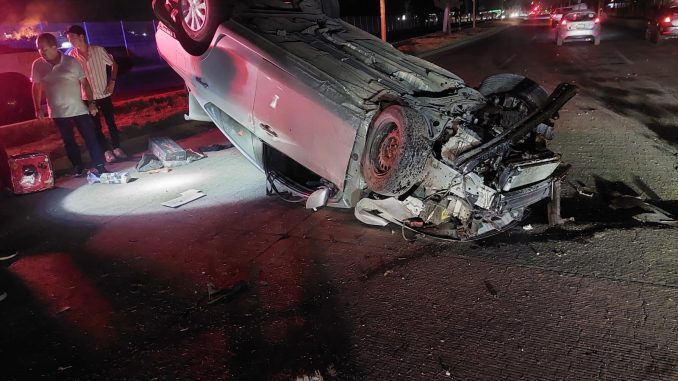 Policía Vial de Aguascalientes atiende volcadura en Av. Constitución