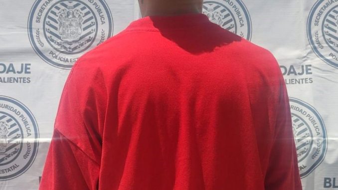 Policía Estatal y Municipal de Pabellón de Arteaga, detienen a sujeto por conducir una motocicleta robada y en posesión de droga