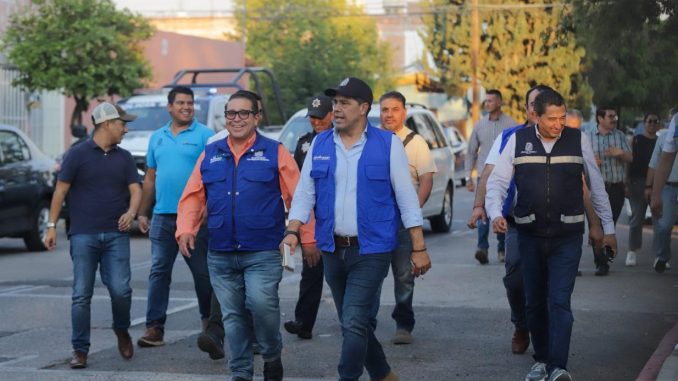 Atiende Leo Montañez peticiones de la ciudadanía durante recorrido en Colinas del Rìo