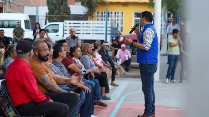 Atiende Leo Montañez inquietudes de vecinos del fraccionamiento Soberana Convención