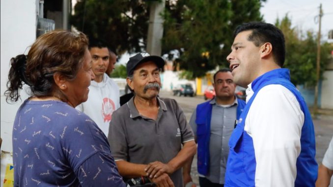 Recorre Leo Montañez el fraccionamiento Versalles II en compañía de vecinos
