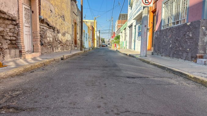 Inician los trabajos de sobrecarpeta asfáltica en la calle Francisco Primo Verdad