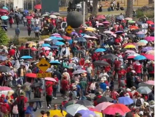 Maestros de la CNTE regresan al Zócalo tras colapsar el AICM