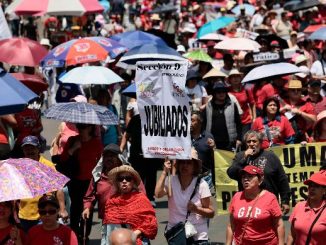 Sin acuerdo: CNTE mantiene plantón y decidirá en asamblea nocturna