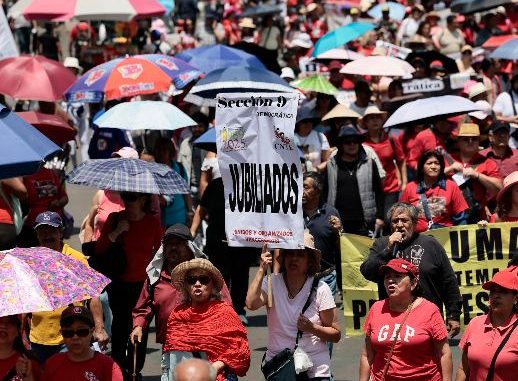 Sin acuerdo: CNTE mantiene plantón y decidirá en asamblea nocturna