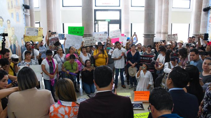 Congresistas se comprometen con defensores de animales a endurecer las Leyes contra el maltrato animal