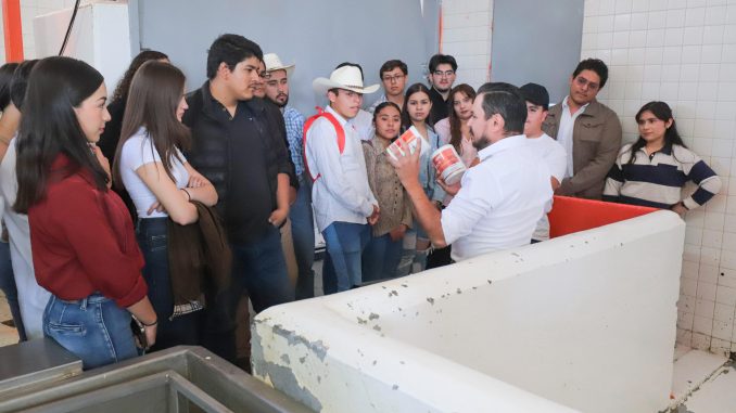 Estudiantes de la UAA se preparan en bioseguridad para garantizar alimentos más seguros
