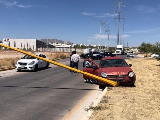 Policía Vial atiende accidente contra poste de alumbrado público