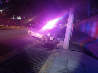 Policía Vial atiende choque contra base de concreto en Av. Universidad