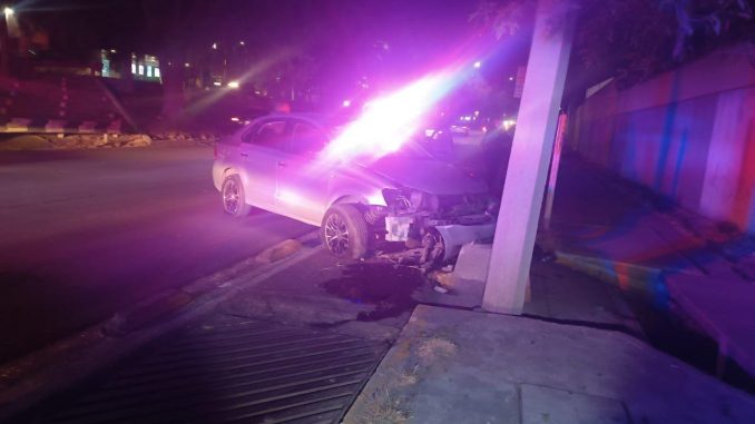 Policía Vial atiende choque contra base de concreto en Av. Universidad
